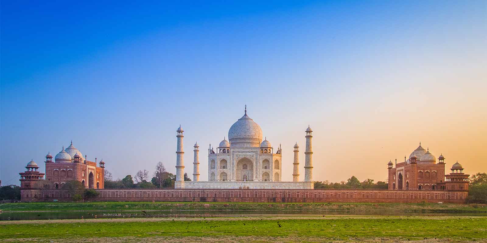 Panoramic view of the Taj Mahal at sunset
