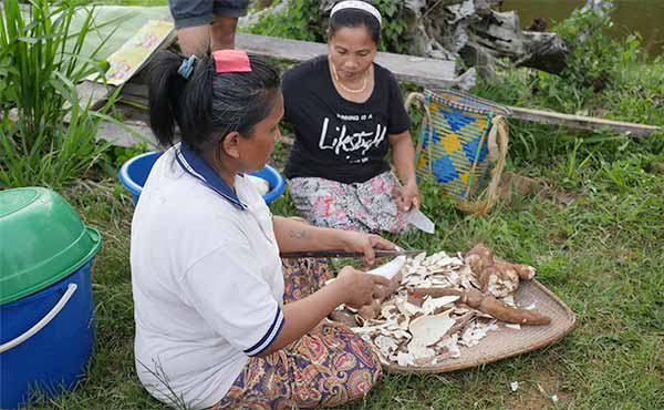 Ladies preparing a meal in Sapulot village